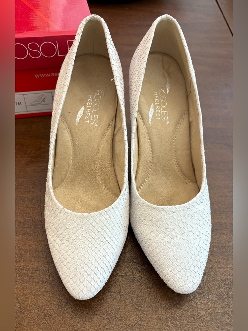 New Women’s Aerosoles Exquisite Pumps in White Snake. Size 7M